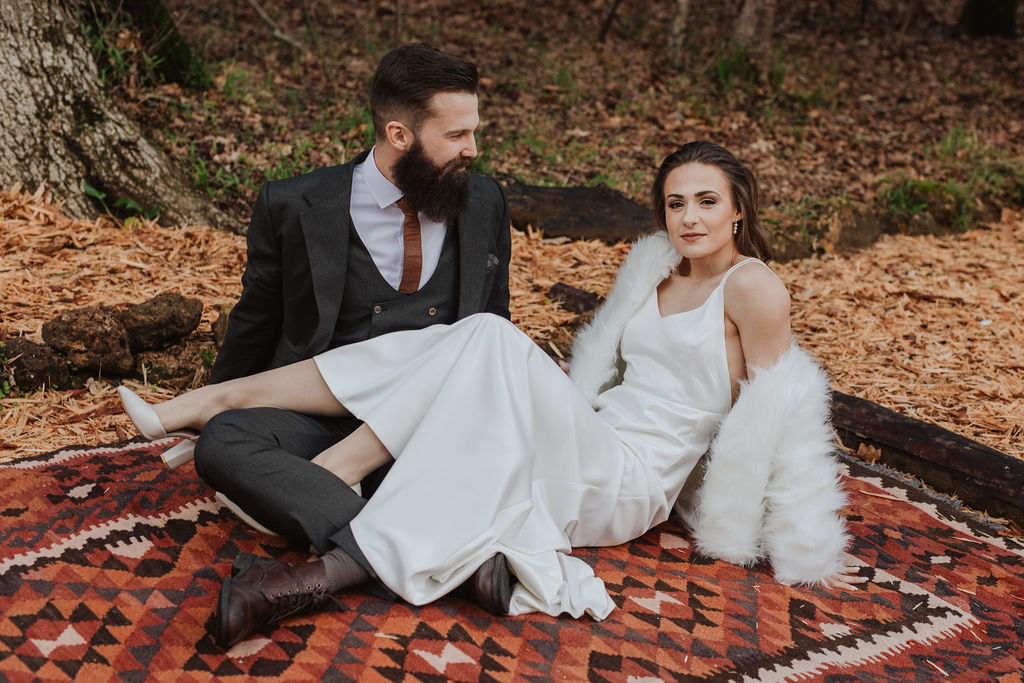 Wedding couple in autumn setting at De Uijlenes